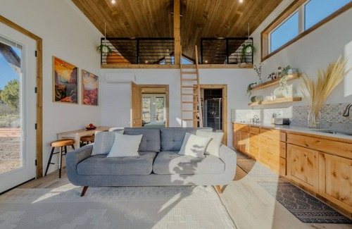 Glendale House | Stargazing Retreat w/Hot Tub & Deck Hammocks BBQ