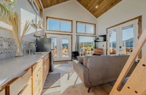 Glendale House | Stargazing Retreat w/Hot Tub & Deck Hammocks BBQ
