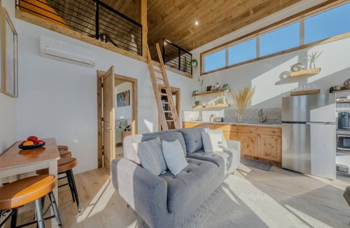 Glendale House | Stargazing Retreat w/Hot Tub & Deck Hammocks BBQ