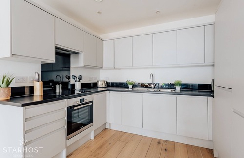 Southampton City Centre Apartment | Starhost Residences Large Stylish 1 Bedroom Apartment in Ocean Village