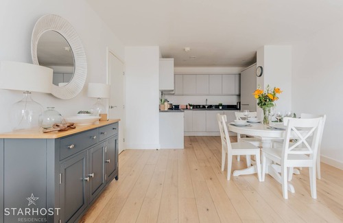 Southampton City Centre Apartment | Starhost Residences Large Stylish 1 Bedroom Apartment in Ocean Village