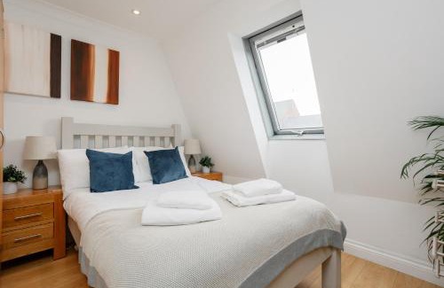 Newbury Apartment | StarHost Residences - Central 3 Bed Apartment at Regents Court, Newbury