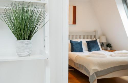 Newbury Apartment | StarHost Residences - Central 3 Bed Apartment at Regents Court, Newbury