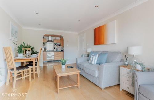 Newbury Apartment | StarHost Residences - Modern 2 bed apartment at Imperial Court, Newbury