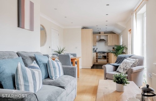 Newbury Apartment | StarHost Residences - Smart 2 bedroom apartment