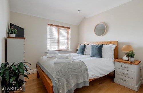 Newbury Apartment | StarHost Residences - Smart 2 Bedroom Apartment in Newbury