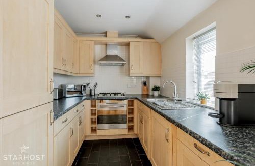 Newbury Apartment | StarHost Residences - Smart 2 Bedroom Apartment in Newbury