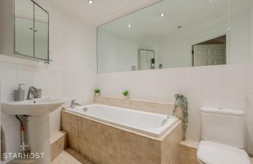 Newbury Apartment | StarHost Residences - Smart 2 Bedroom Apartment in Newbury