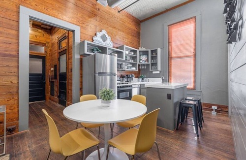 Downtown Apartment | Starlet: Historic Downtown Bryan/King Beds