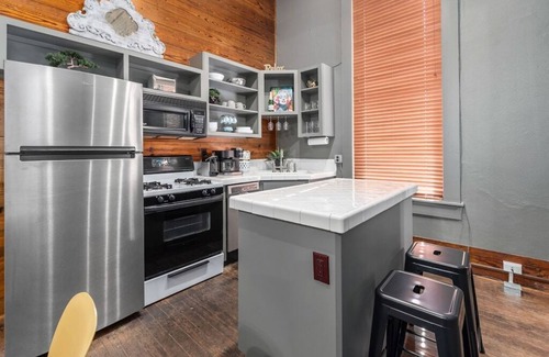 Downtown Apartment | Starlet: Historic Downtown Bryan/King Beds
