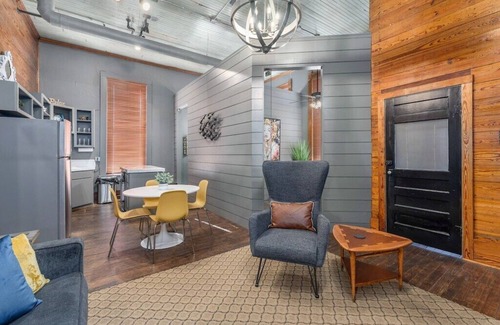 Downtown Apartment | Starlet: Historic Downtown Bryan/King Beds