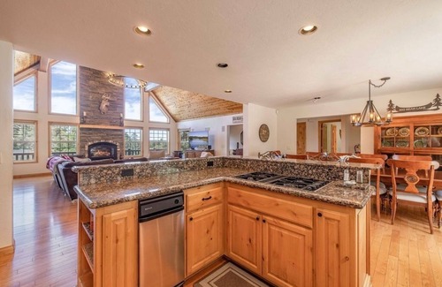 Castle Glen Estates Cabin | Starlight Escape in Big Bear Lake. Movie Theatre, Spa, EV Plug & Games!