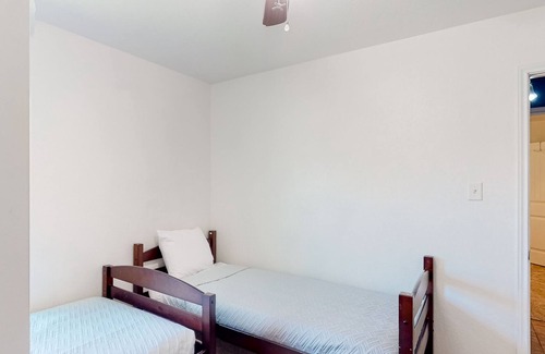 San Antonio House | Starlight | House in San Antonio with enclosed backyard, basketball hoop & pool