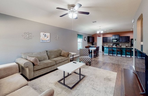 San Antonio House | Starlight | House in San Antonio with enclosed backyard, basketball hoop & pool