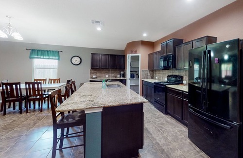 San Antonio House | Starlight | House in San Antonio with enclosed backyard, basketball hoop & pool