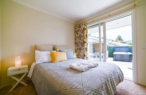 Lake Tekapo House | Starlight Lakeview Vista - 5BR Hideaway & Hot Tub