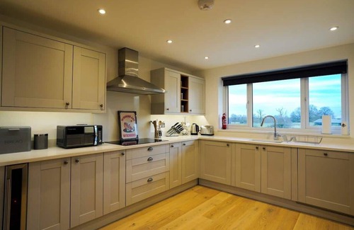 Godstone Apartment | Starlight Lodge - 4 bedroom Barn with Hot Tub!