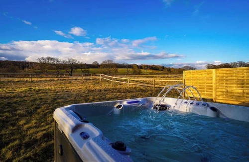 Godstone Apartment | Starlight Lodge - 4 bedroom Barn with Hot Tub!