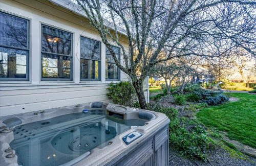 Geyserville House | Starlite Vineyard Escape