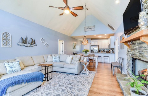 Dewy Rose House | Starr Rental on Lake Hartwell: Deck & Water View!