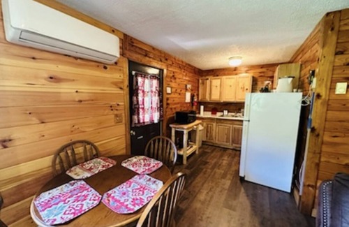 Logan Cabin | Starr Valley Cabin is a 2 Bedroom Cabin 1/2 mile to Old Mans Cave State Park
