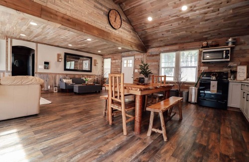 Raymond Cabin | Starry Night Cabin On The River