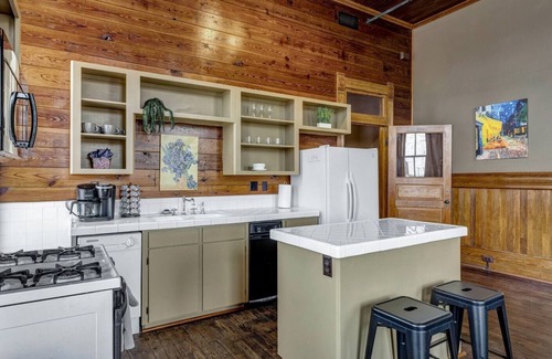 Downtown Apartment | Starry Night: Dwntwn Bryan on Main St, 2nd Flr, King Bed