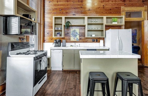Downtown Apartment | Starry Night: Dwntwn Bryan on Main St, 2nd Flr, King Bed