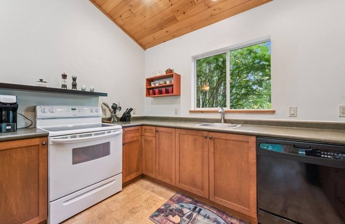 Tobermory Cottage | Starry Night - Private 35-acre Tobermory retreat with trails, open-concept living, and close to attractions.