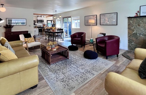 Winthrop House | Starry Night Retreat! Dog Friendly and One Block Above Downtown Winthrop!
