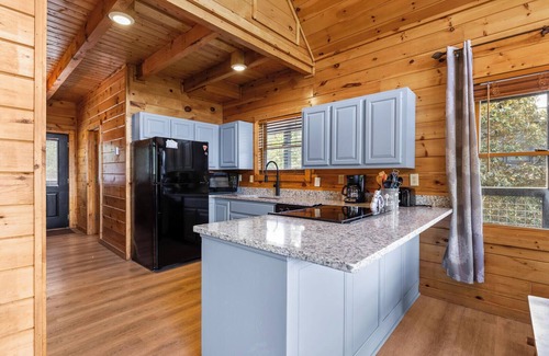 Gatlinburg - Pigeon Forge Resort | Starry Nights is a beautiful three-bedroom cabin located in Mountain View Court.