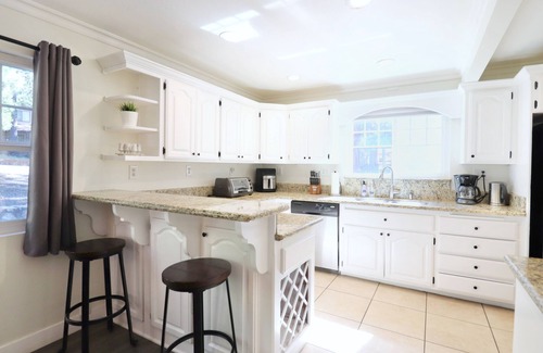Boulder Bay Cabin | Starry Nights Lodge - Hot tub, Game Room, Walk to the Marina, Dogs Ok
