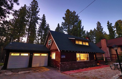 Boulder Bay Cabin | Starry Nights Lodge - Hot tub, Game Room, Walk to the Marina, Dogs Ok