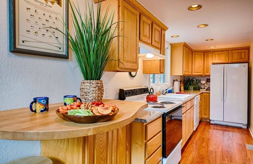 San Juan River Village House | Starry Pines: Cozy 3-Story Retreat w/Hot Tub, Fireplace, Forest Views. Large Deck for Stargazing!