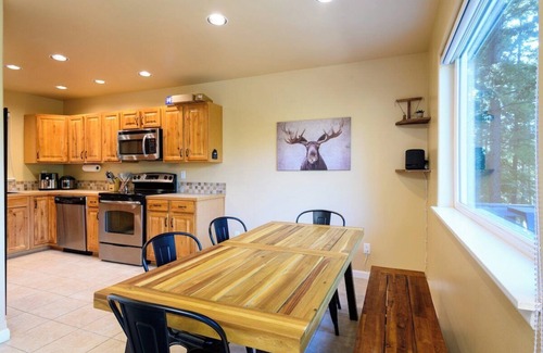 Roslyn Ridge Cabin | Starry Pines · Family & Pet Friendly Cabin Retreat w/3 Decks!