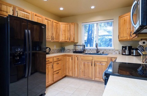 Roslyn Ridge Cabin | Starry Pines · Family & Pet Friendly Cabin Retreat w/3 Decks!