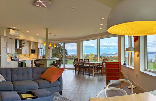 South Hero House | STARRY RIDGE Retreat: Champlain & Mtn Vistas