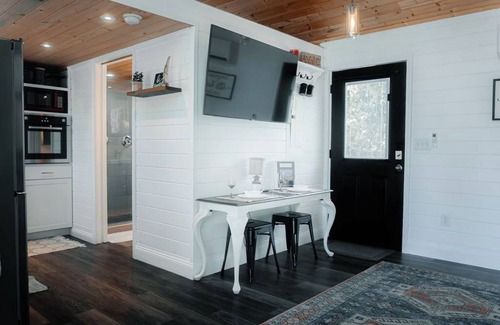 Hillsville Cottage | Starry Snug - A tiny home romantic getaway