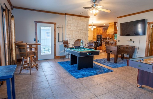 Pottsboro House | Stars on the Water: 2 king beds; walk to water; game room; wet bar; marina close