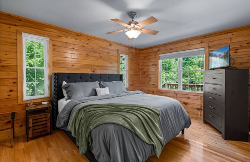 Stecoah Cabin | Stars Over Stecoah 3Bd/3Ba Cabin w/ Hot Tub & Sauna