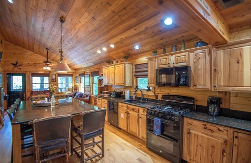 Millers Creek Cabin | Stars, Stripes, & Serenity - Blue Ridge Parkway Cabin - Hot Tub - Fire Pit - Hiking