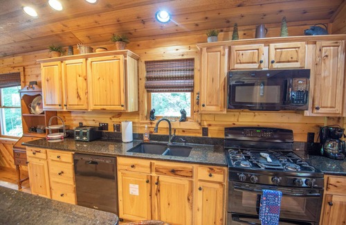 Millers Creek Cabin | Stars, Stripes, & Serenity - Blue Ridge Parkway Cabin - Hot Tub - Fire Pit - Hiking