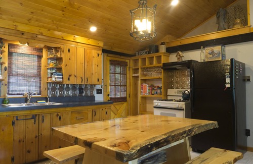 Limerick House | START VACATION on FRIDAY ~ Lakeside Cottage, private beach, hot tub, and more!
