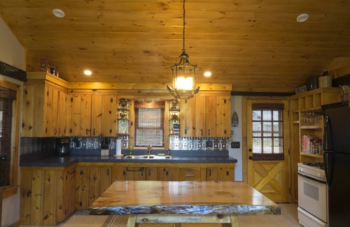 Limerick House | START VACATION on FRIDAY ~ Lakeside Cottage, private beach, hot tub, and more!