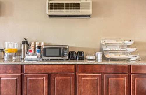 West Memphis Hotel | Start Your Day Right: Cozy Room with Free Breakfast Near Mud Island River Park