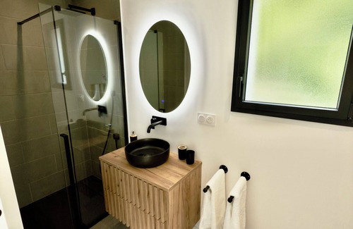 Boucau Cabin | State-of-the-art lodge with private whirlpool, AC and high-speed wifi.