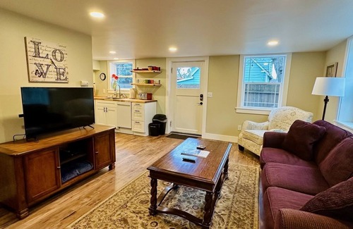 Pullman House | State Street Cottage, 1 BR Apt