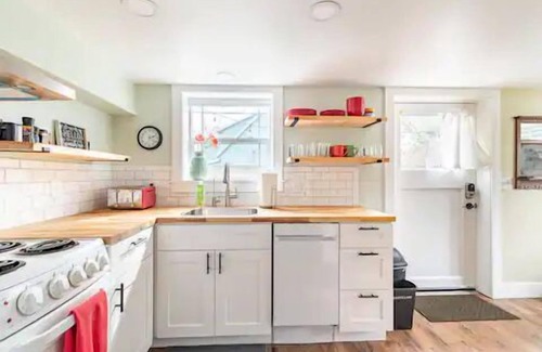 Pullman House | State Street Cottage, 1 BR Apt