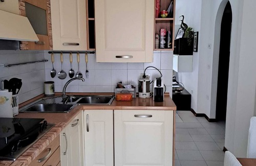 Mercatale Apartment | STATELY APARTMENT, VACATION HOME TRAVEL PAINTINGS, BOLOGNA,