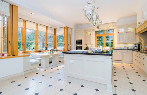 Lesznowola Villa | Stately Home 25 mins to central Warsaw